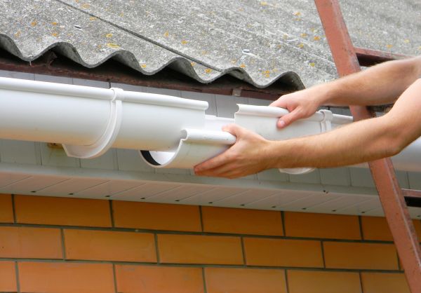 Gutter Hanging in Dade City